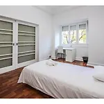 Houze Spacious 9 Bedroom Flat In Central Lisbon *